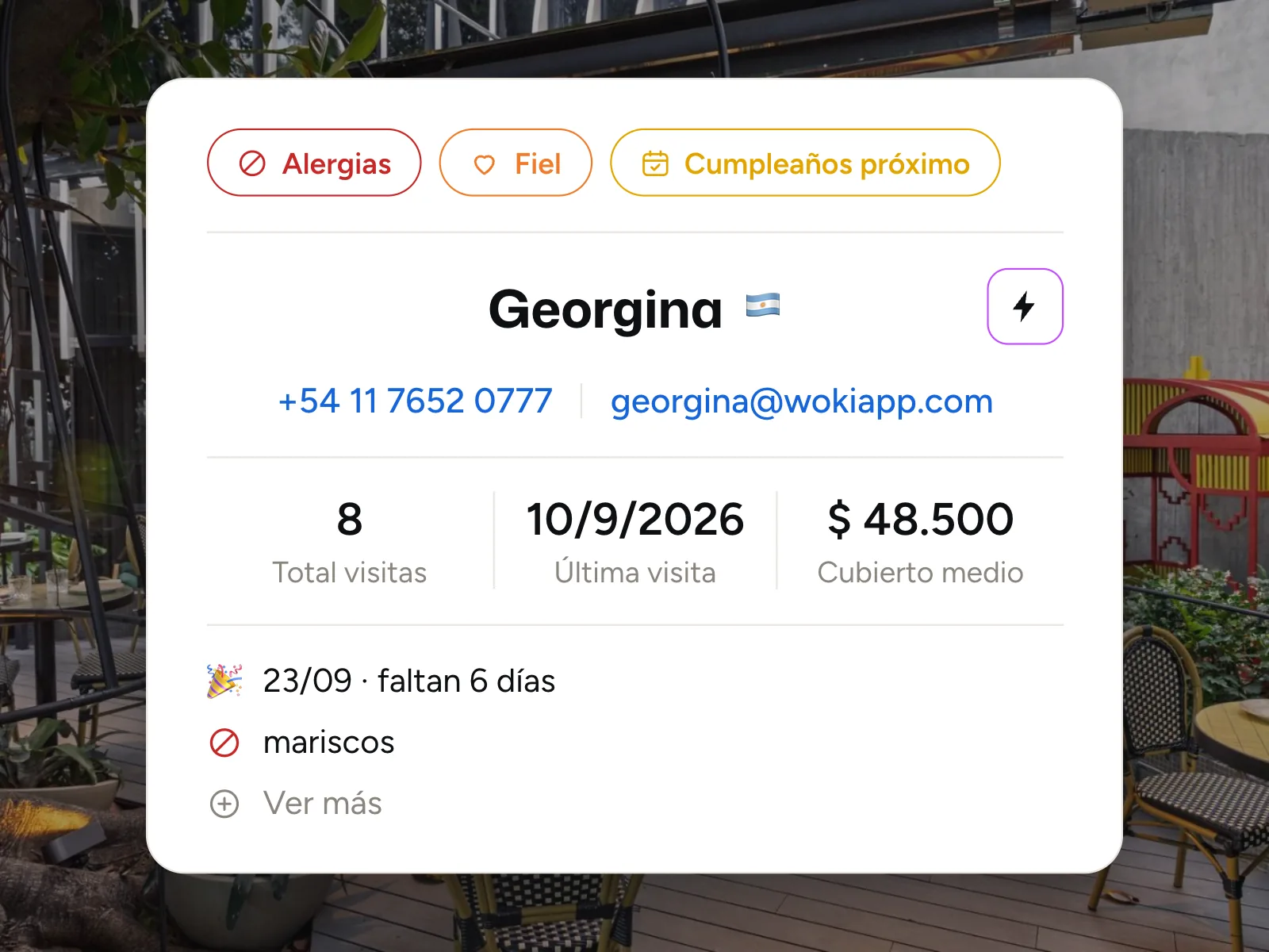 Ficha de cliente de Woki con etiquetas, visitas y cubierto medio